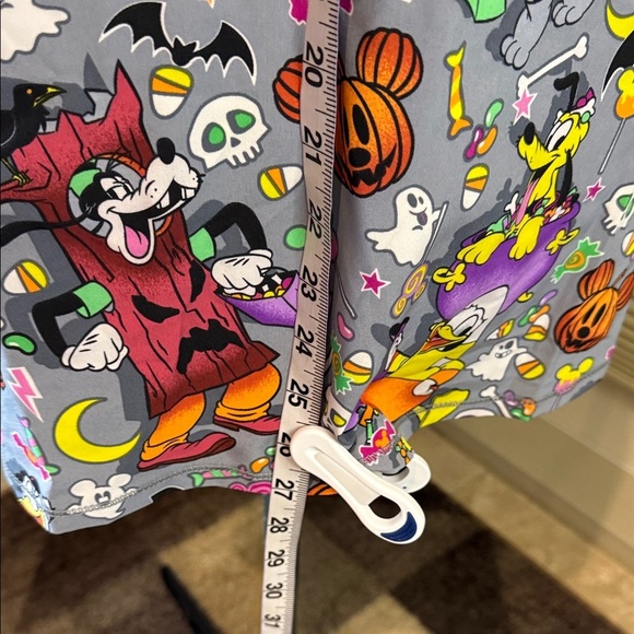 Disney Scrubs Top Halloween Mickey Minnie Goofy Donald Duck V-Neck Women's XL - Picture 8 of 14